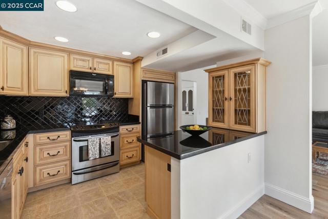 1816 Golden Rain, Walnut Creek CA: https://media.crmls.org/mediaz/7acc1606-71ae-457a-8508-65dca84ff7e5.jpg