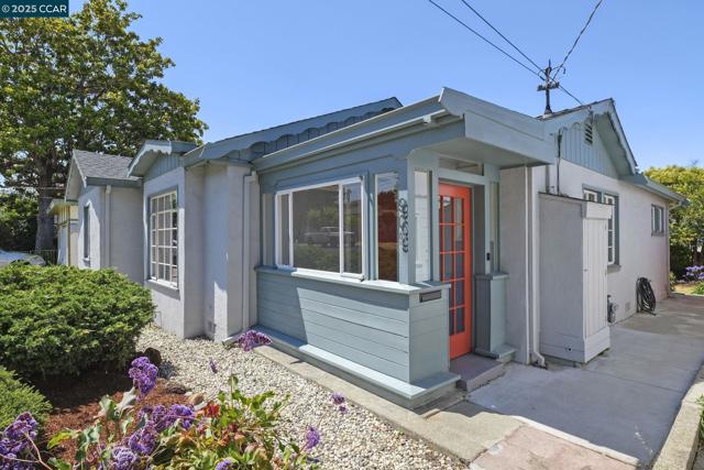 909 Elm St, El Cerrito CA: https://media.crmls.org/mediaz/7acc26a5-2804-4ce9-9d20-7ab03eb97edc.jpg