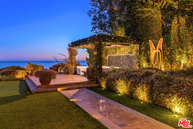 27540 Pacific Coast Highway, Malibu CA: https://media.crmls.org/mediaz/7acc3d0c-4002-410c-99a3-1be963109ce6.jpg