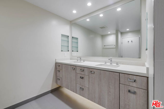 2307 Fox Hills Drive, Los Angeles CA: https://media.crmls.org/mediaz/7acce6b2-e7fd-4f3a-b692-54605c5aa0a1.jpg