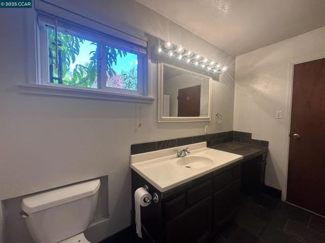 120 Sexton Rd, Sebastopol CA: https://media.crmls.org/mediaz/7acd101b-f987-45f9-9d66-ed4c39544144.jpg