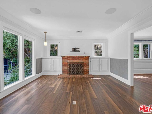 7024 De Longpre Avenue, Los Angeles CA: https://media.crmls.org/mediaz/7ace27e3-42a6-4fba-8d4e-2c97cd7a9ba3.jpg