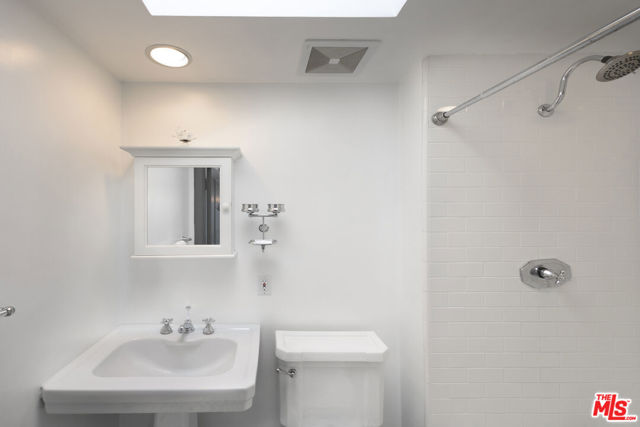 5181 Franklin Avenue, Los Angeles CA: https://media.crmls.org/mediaz/7acef8dd-497a-4644-8d5e-101143075093.jpg