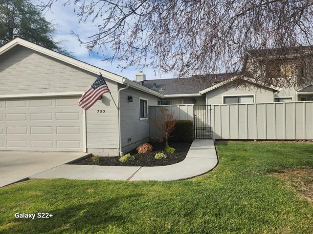 700 Duffin Drive, Hollister CA: https://media.crmls.org/mediaz/7ad001d9-c5a2-4049-b7c4-e3d2158961ec.jpg