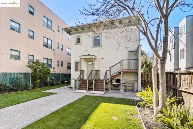 548 37th St, Oakland CA: https://media.crmls.org/mediaz/7ad0ed5a-2fe4-4e38-9a7e-073fbb20684f.jpg