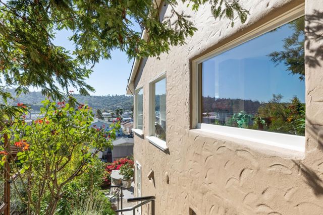 28 Marina Court Dr, San Rafael CA: https://media.crmls.org/mediaz/7ad136bf-02a6-41c2-a56e-b28cee1bab0c.jpg