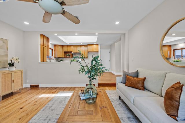 5041 Golden Rd, Pleasanton CA: https://media.crmls.org/mediaz/7ad40e55-8bd6-4bfc-8fec-39c368939322.jpg