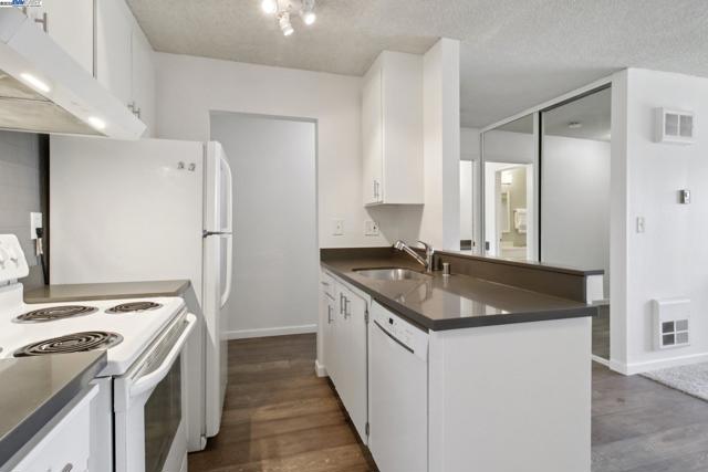 950 Shorepoint Ct, Alameda CA: https://media.crmls.org/mediaz/7ad41c3d-dabf-4562-b72d-cbc04f2190d0.jpg