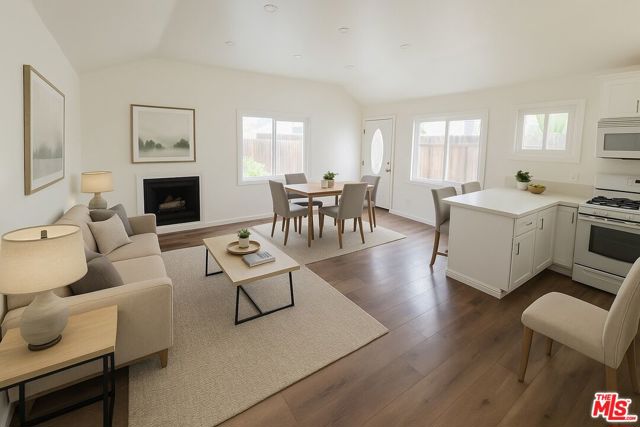 7467 N Forbes Avenue, Lake Balboa CA: https://media.crmls.org/mediaz/7ad4bc41-93af-4ab1-9c76-f2c099b5c3b2.jpg