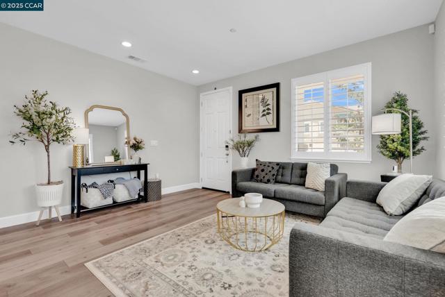 499 Yarrow Dr, Fairfield CA: https://media.crmls.org/mediaz/7ad4da6d-89de-4e95-a0aa-57b862fd88c6.jpg