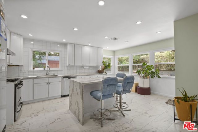 9747 Haines Canyon Avenue, Tujunga CA: https://media.crmls.org/mediaz/7ad4f973-4424-45d2-b6af-52d827e5ee33.jpg