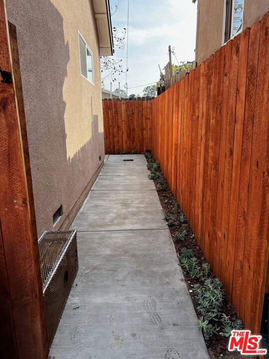 636 3/4 E 87th Street, Los Angeles CA: https://media.crmls.org/mediaz/7ad50ef6-7a48-4202-b299-7d2d6b1f43b9.jpg