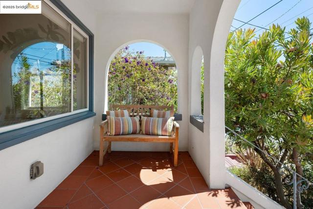 5344 Walnut St, Oakland CA: https://media.crmls.org/mediaz/7ad601dd-ac1e-48f6-8b93-65cab992c706.jpg