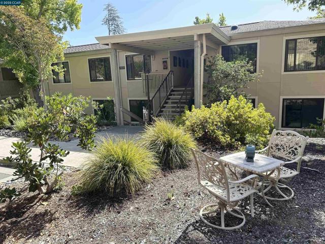 1601 Oakmont Dr, Walnut Creek CA: https://media.crmls.org/mediaz/7ad856d9-4c0d-4697-a681-fc5c9d4eb7a5.jpg