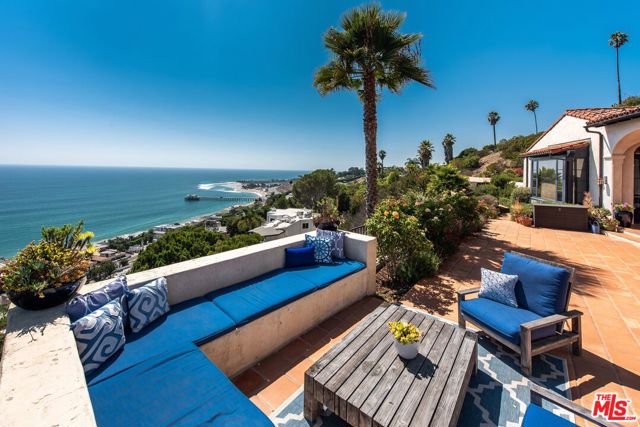 22800 Beckledge Terrace, Malibu CA: https://media.crmls.org/mediaz/7ad89b6a-3a31-420c-88b4-edec05b2ca36.jpg