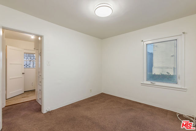 811 E Nutwood Street, Inglewood CA: https://media.crmls.org/mediaz/7ad8e181-3966-4435-ad40-a917c6cb0fa1.jpg