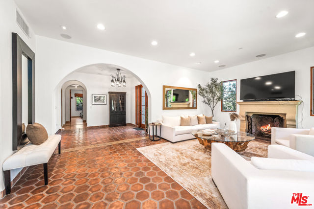5850 Lapworth Drive, Agoura Hills CA: https://media.crmls.org/mediaz/7ad8fb73-cac7-4171-9417-602d302311b8.jpg