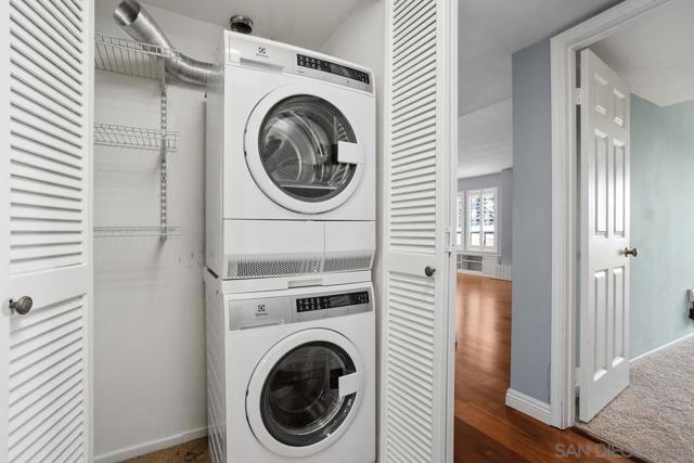 1914 Swallow Ln, Carlsbad CA: https://media.crmls.org/mediaz/7ad9058f-3620-40ce-909e-693aec2800ff.jpg