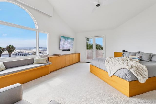 1295 W Redwood St, San Diego CA: https://media.crmls.org/mediaz/7ad96ba5-e0e4-432b-8a48-25b3b6c747e6.jpg
