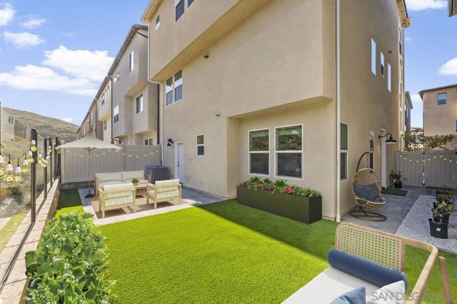 15447 Van Lodensteyn Way, San Diego CA: https://media.crmls.org/mediaz/7ad98586-c9eb-4adc-bd13-2570126cd2c9.jpg