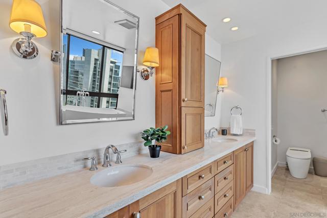 700 Front St, San Diego CA: https://media.crmls.org/mediaz/7ad998a2-f31c-4f75-9e68-a92ee604ef61.jpg