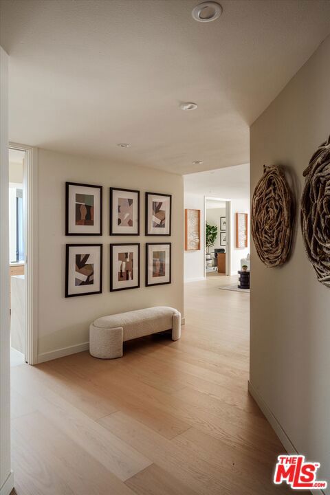 300 N Swall Drive, Beverly Hills CA: https://media.crmls.org/mediaz/7ad9e2fa-9801-44d1-8651-7157a0ec71ae.jpg