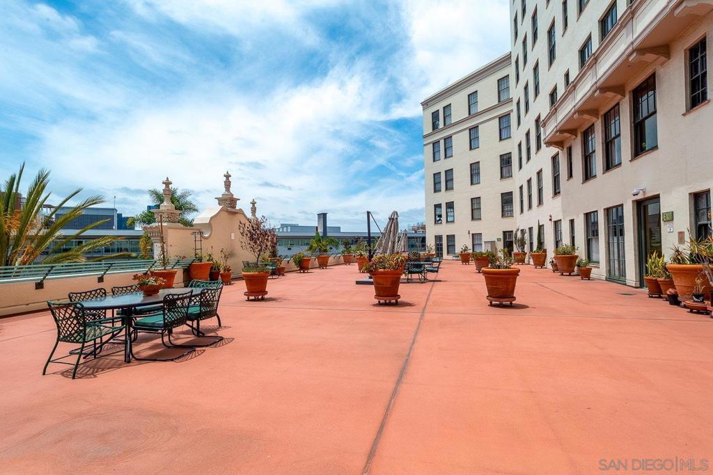 https://media.crmls.org/mediaz/7ade042f-3ffa-452c-bf76-73b882ffabe7.jpg?preset=X-Large
