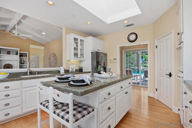 1324 Vista Colina Dr, San Marcos CA: https://media.crmls.org/mediaz/7adf6461-1987-4f0a-a23e-36e597da2bcf.jpg