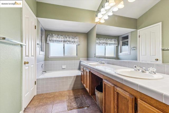 1531 Rutherford Ln, Oakley CA: https://media.crmls.org/mediaz/7adfc170-2a0f-4205-a65d-4108adb4ac56.jpg