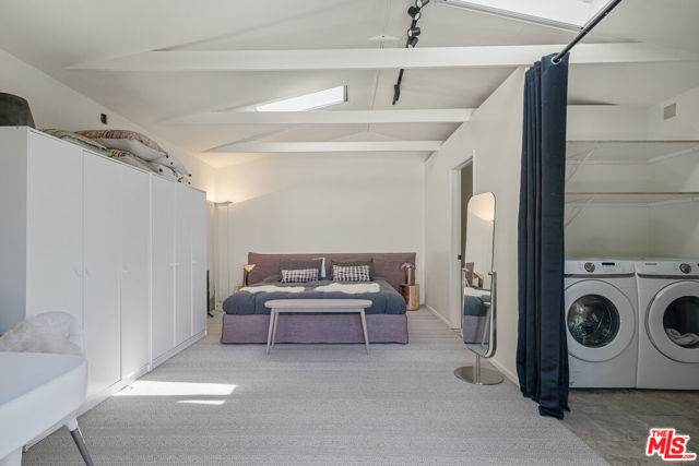 814 Angelus Place, Venice CA: https://media.crmls.org/mediaz/7ae09104-57c5-4925-83e1-ed5b29ad6937.jpg