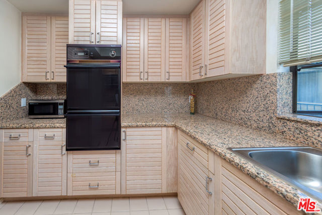 1851 Veteran Avenue, Los Angeles CA: https://media.crmls.org/mediaz/7ae0e1fa-49d2-44bb-89b3-4589ae2a410c.jpg