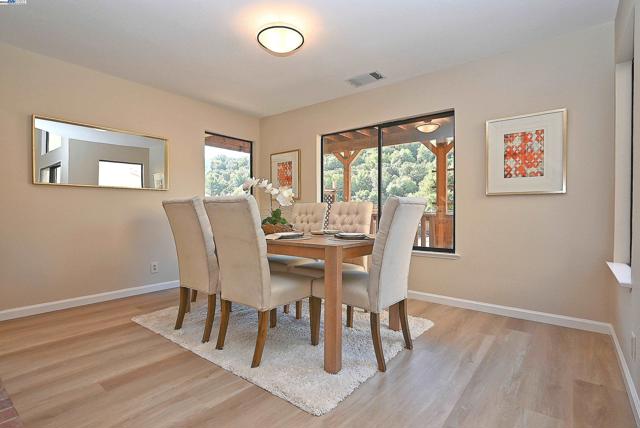 28111 Ziele Creek Dr, Hayward CA: https://media.crmls.org/mediaz/7ae1a090-19b1-4cc3-bf61-64b51865e91f.jpg