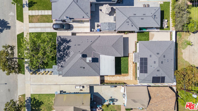 824 N Lima Street, Burbank CA: https://media.crmls.org/mediaz/7ae2a88c-085e-4345-b89f-866b56bab5ab.jpg