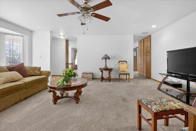 1222 Via Del Sol Road, Salinas CA: https://media.crmls.org/mediaz/7ae386a6-2151-4abc-b1fb-41fb03151f71.jpg