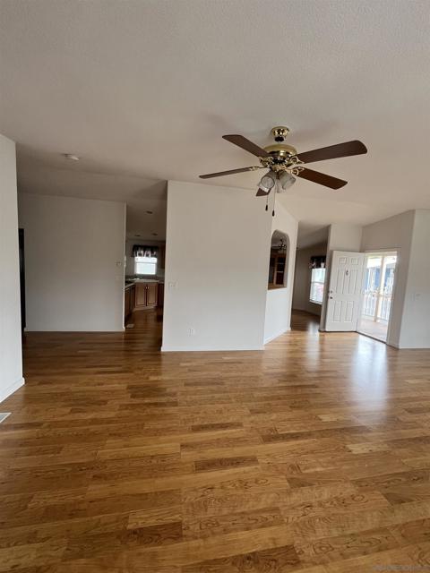 1219 E Barham Dr, San Marcos CA: https://media.crmls.org/mediaz/7ae3dcbf-8136-4371-a6f0-da3bdbd4e2cd.jpg