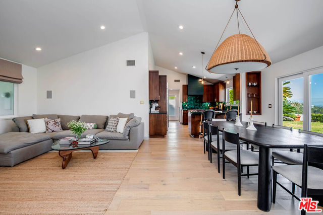 11671 Dona Alicia Place, Studio City CA: https://media.crmls.org/mediaz/7ae454d4-4d67-444c-9188-dd290f686e7b.jpg