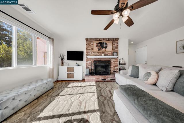 3412 Flamingo Dr, Concord CA: https://media.crmls.org/mediaz/7ae5209a-868e-4e61-80d0-316ec97cf12e.jpg