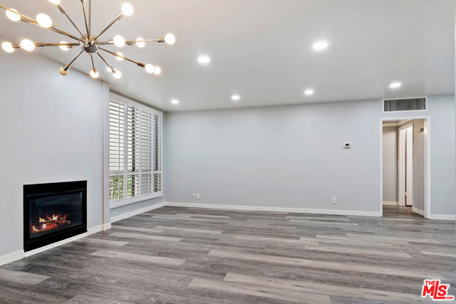 927 N Kings Road, West Hollywood CA: https://media.crmls.org/mediaz/7ae55f82-ca43-481a-828c-37e544387114.jpg