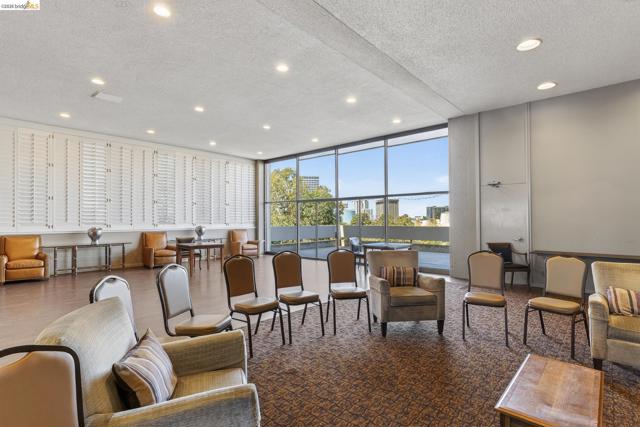 565 Bellevue Ave, Oakland CA: https://media.crmls.org/mediaz/7ae6b7d5-bf01-4ce9-8657-50dea5b2fd72.jpg