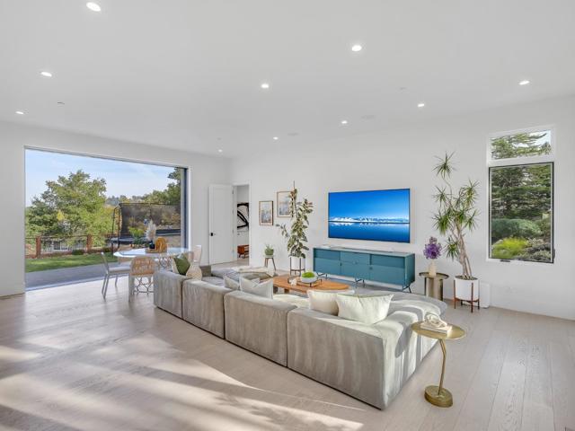 60 Glengarry Way, Hillsborough CA: https://media.crmls.org/mediaz/7ae74cd2-c6eb-481f-a815-4397a93cdbcf.jpg