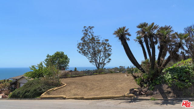 729 Enchanted Way, Pacific Palisades CA: https://media.crmls.org/mediaz/7ae7524a-81f3-4a3b-a5cd-360445749147.jpg