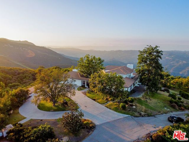 21965 Saddle Peak Road, Topanga CA: https://media.crmls.org/mediaz/7ae85459-d904-4137-b820-8368554d80d4.jpg
