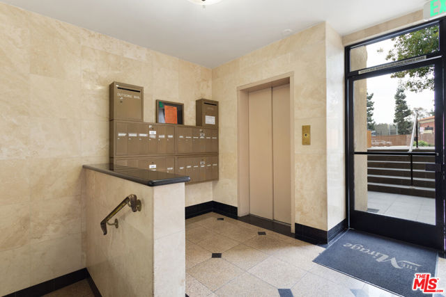 947 W 30th Street, Los Angeles CA: https://media.crmls.org/mediaz/7ae87f1f-ef03-49df-920e-70874d68be8e.jpg