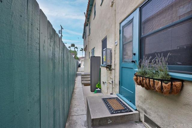 751 G Avenue, Coronado CA: https://media.crmls.org/mediaz/7ae8b9f9-fe48-436a-8159-fa6e9acfde4d.jpg