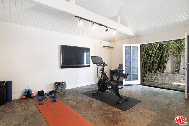 8828 Rosewood Avenue, West Hollywood CA: https://media.crmls.org/mediaz/7ae8d44d-0447-434e-82cb-aab6572cf1ef.jpg