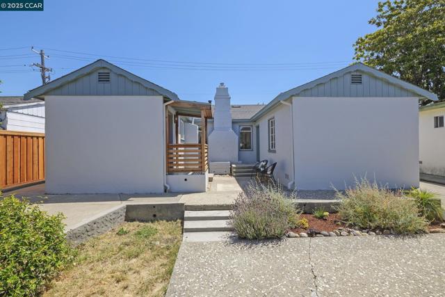 909 Elm St, El Cerrito CA: https://media.crmls.org/mediaz/7ae9dba1-7ec6-40e8-857e-aa6769e6fb4f.jpg