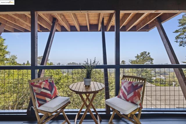 5920 Ascot Dr, Oakland CA: https://media.crmls.org/mediaz/7aea1d63-47a1-41bf-b9fb-d68daad8a4c4.jpg