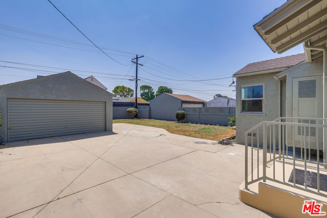 9116 S Wilton Place, Los Angeles CA: https://media.crmls.org/mediaz/7aeb0e9d-35c3-47b1-8ff5-3bf73c31ef2d.jpg