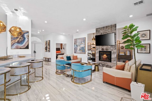 1083 E Circulo San Sorrento Road, Palm Springs CA: https://media.crmls.org/mediaz/7aeb9dc1-6604-4ca7-b758-2950af50c658.jpg