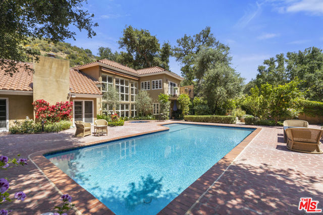 3265 Mandeville Canyon Road, Los Angeles CA: https://media.crmls.org/mediaz/7aec529c-0919-4131-a481-9e79aa1d1a1e.jpg